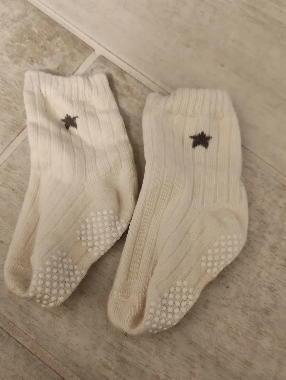 🌴🐻 Grip Crew Socks with Star Detail